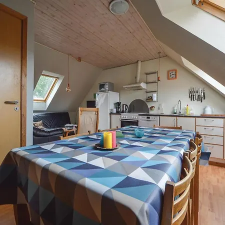 Vakantiehuis Six-bedroom Holiday In